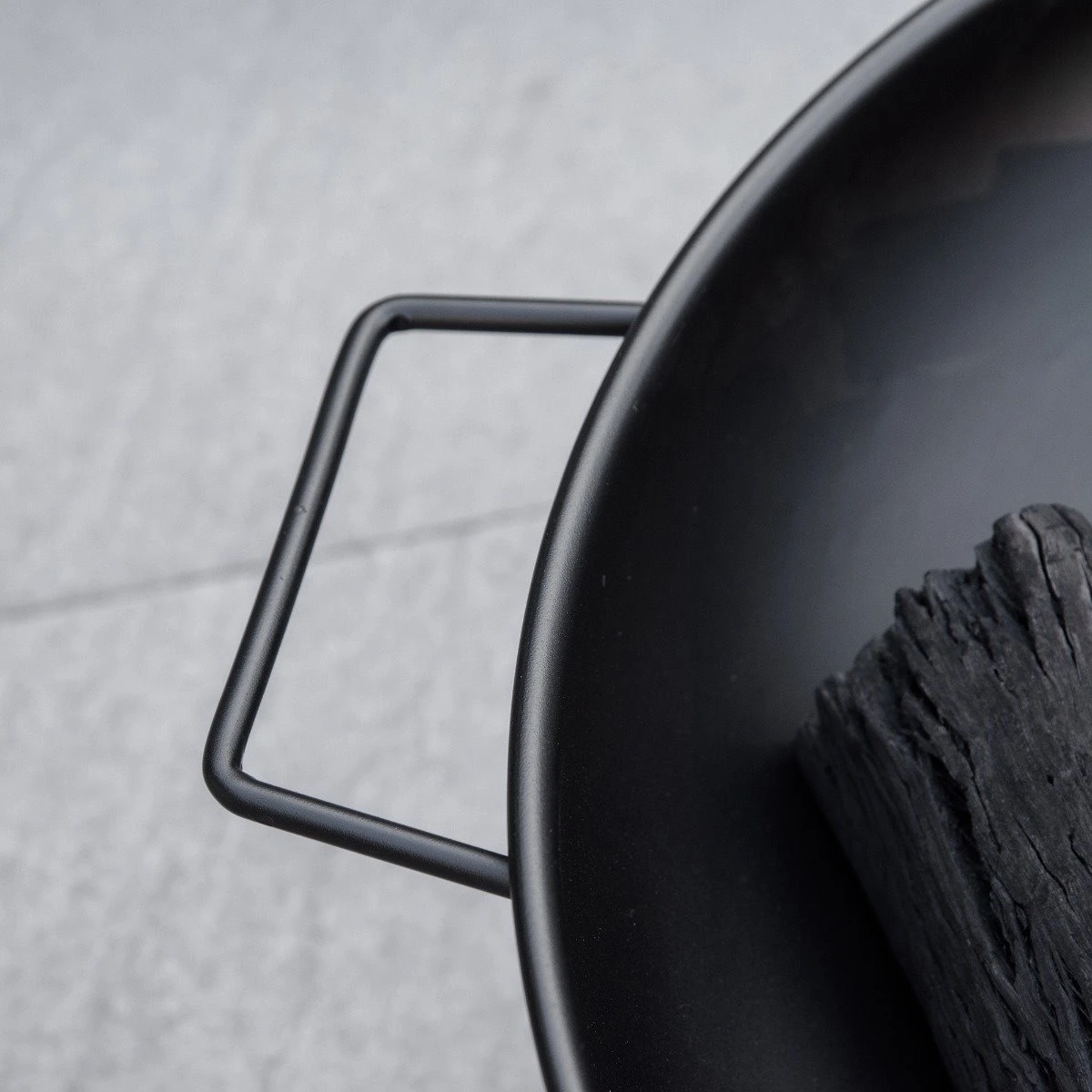 Outsunny Brasero Exterior Ø58x23 Cm Cuenco De Fuego Redondo Con Asas De Transporte 3 Pies Y Marco De Metal Para Hogueras Leñas Terraza Jardín Al Aire Libre Negro - Imagen 7